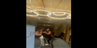 VIDEO. Bătaie pe un vas de croazieră! L-a lăsat lat în lobby! VIDEO. Bătaie pe un vas de croazieră! L-a lăsat lat în lobby!
