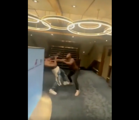 VIDEO. Bătaie pe un vas de croazieră! L-a lăsat lat în lobby! VIDEO. Bătaie pe un vas de croazieră! L-a lăsat lat în lobby!