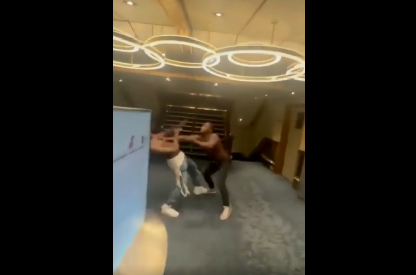 VIDEO. Bătaie pe un vas de croazieră! L-a lăsat lat în lobby!