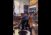 VIDEO. A cărat pumni în stânga și în dreapta până când toți au rămas pe jos! VIDEO. A cărat pumni în stânga și în dreapta până când toți au rămas pe jos!