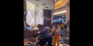 VIDEO. A cărat pumni în stânga și în dreapta până când toți au rămas pe jos! VIDEO. A cărat pumni în stânga și în dreapta până când toți au rămas pe jos!