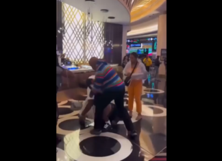 VIDEO. A cărat pumni în stânga și în dreapta până când toți au rămas pe jos! VIDEO. A cărat pumni în stânga și în dreapta până când toți au rămas pe jos!