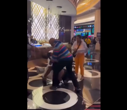 VIDEO. A cărat pumni în stânga și în dreapta până când toți au rămas pe jos! VIDEO. A cărat pumni în stânga și în dreapta până când toți au rămas pe jos!