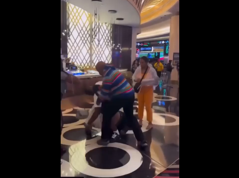 VIDEO. A cărat pumni în stânga și în dreapta până când toți au rămas pe jos!