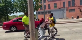 VIDEO. Un bărbat a tras pe dreapta să intervină când un tânăr își lovea prietena. Ce crezi că a urmat? VIDEO. Un bărbat a tras pe dreapta să intervină când un tânăr își lovea prietena. Ce crezi că a urmat?