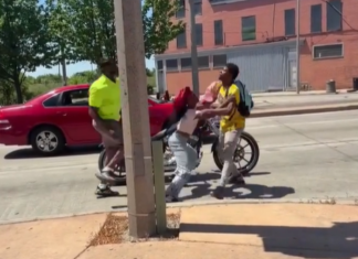 VIDEO. Un bărbat a tras pe dreapta să intervină când un tânăr își lovea prietena. Ce crezi că a urmat? VIDEO. Un bărbat a tras pe dreapta să intervină când un tânăr își lovea prietena. Ce crezi că a urmat?