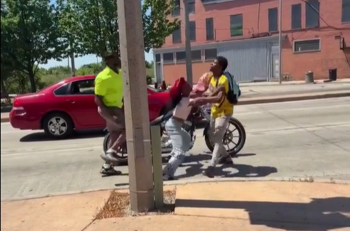 VIDEO. Un bărbat a tras pe dreapta să intervină când un tânăr își lovea prietena. Ce crezi că a urmat? VIDEO. Un bărbat a tras pe dreapta să intervină când un tânăr își lovea prietena. Ce crezi că a urmat?