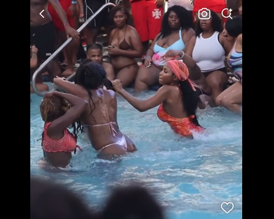 VIDEO. Bătaie între fete la piscină! VIDEO. Bătaie între fete la piscină!