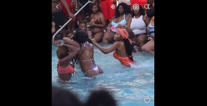 VIDEO. Bătaie între fete la piscină!