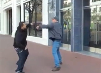 VIDEO. A încercat să ia la bătaie un bătrân și și-a luat knockout pe stradă! VIDEO. A încercat să ia la bătaie un bătrân și și-a luat knockout pe stradă!