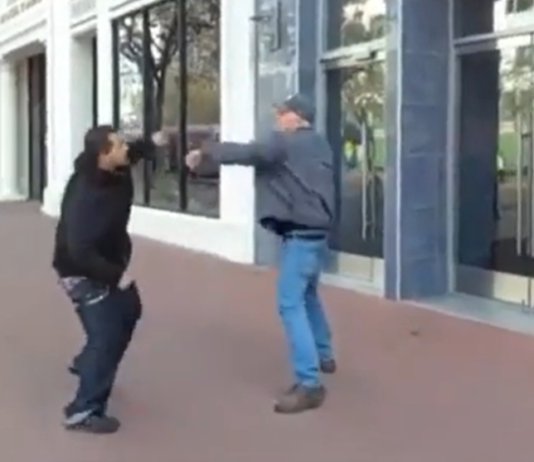VIDEO. A încercat să ia la bătaie un bătrân și și-a luat knockout pe stradă! VIDEO. A încercat să ia la bătaie un bătrân și și-a luat knockout pe stradă!