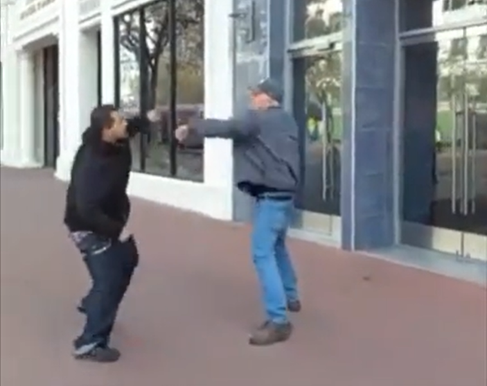 VIDEO. A încercat să ia la bătaie un bătrân și și-a luat knockout pe stradă!