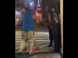 VIDEO. L-a făcut KO printr-un roundhouse kick! VIDEO. L-a făcut KO printr-un roundhouse kick!