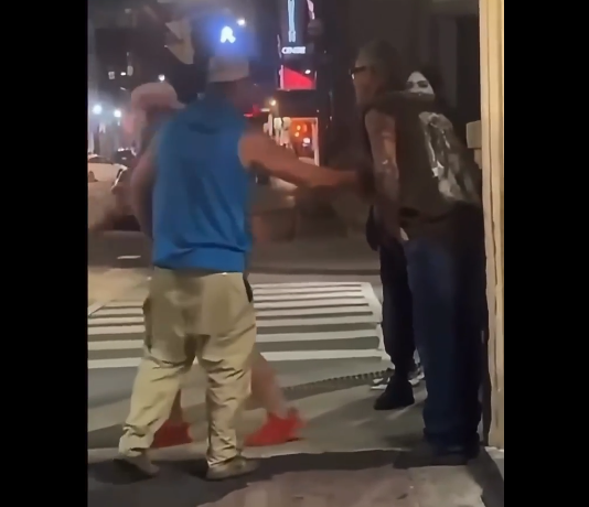 VIDEO. L-a făcut KO printr-un roundhouse kick! VIDEO. L-a făcut KO printr-un roundhouse kick!