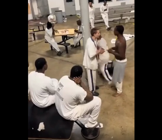VIDEO. Knockout brutal într-o pușcărie! VIDEO. Knockout brutal într-o pușcărie!