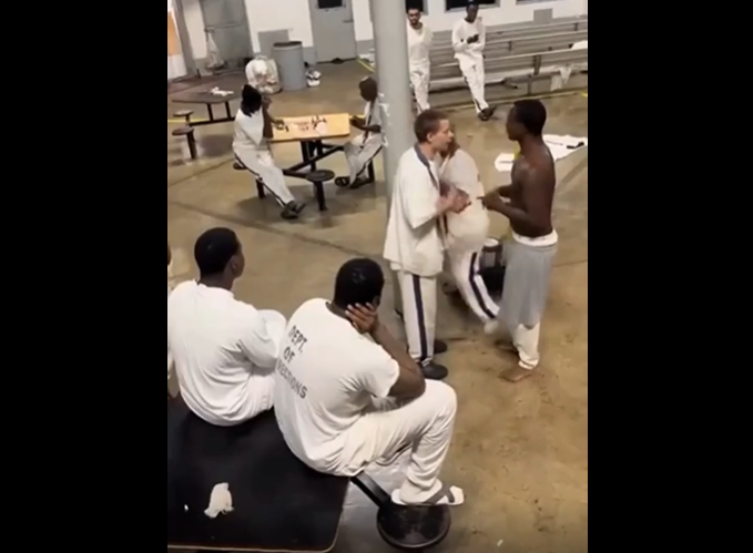 VIDEO. Knockout brutal într-o pușcărie!