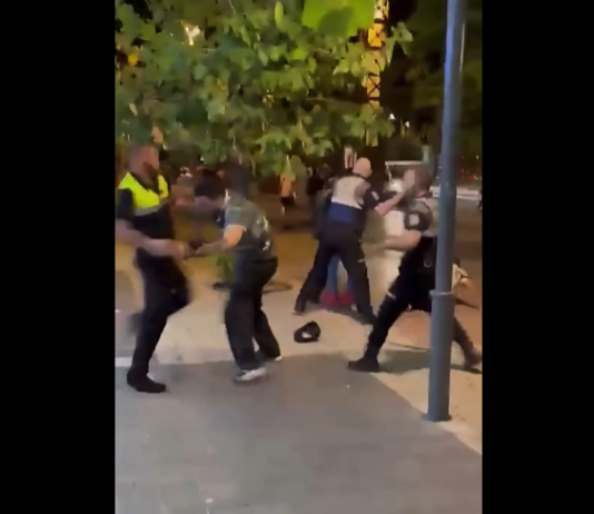 VIDEO. I-a atacat pe polițiști și a regretat instant! VIDEO. I-a atacat pe polițiști și a regretat instant!