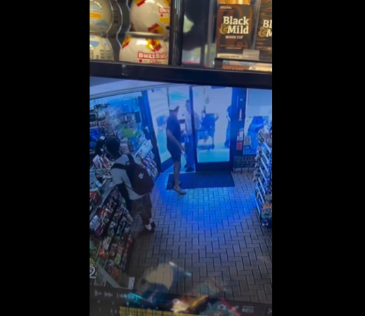 VIDEO. A meritat ce a primit tipul din filmare după ce „a trecut” prin acest grup de băieți? VIDEO. A meritat ce a primit tipul din filmare după ce "a trecut" prin acest grup de băieți?