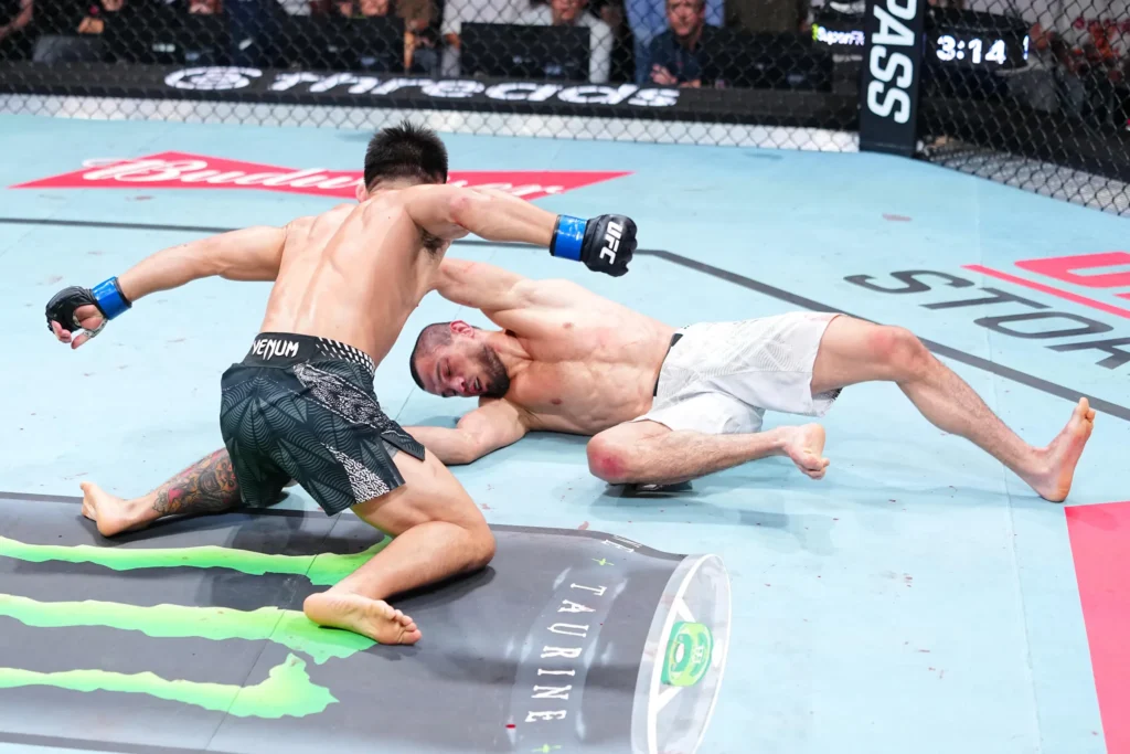 Song Yadong l-a învins pe Umar Nurmagomedov și va fi următorul luptător care va lupta cu centura pe masă! (VIDEO)