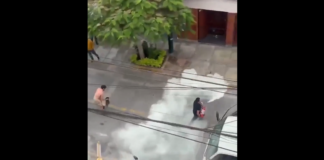 VIDEO. O luptă de stradă s-a terminat cu un extinctor pe post de armă! VIDEO. O luptă de stradă s-a terminat cu un extinctor pe post de armă!