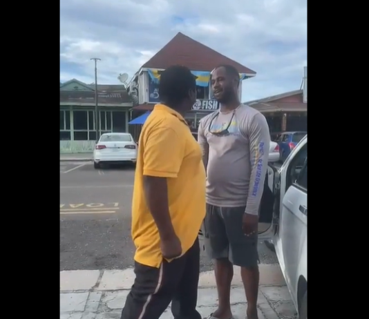 VIDEO. L-a provocat să-l lovească și a primit ce și-a dorit! VIDEO. L-a provocat să-l lovească și a primit ce și-a dorit!