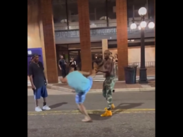 VIDEO. L-a bătut cu propriul papuc până n-a mai putut! VIDEO. L-a bătut cu propriul papuc până n-a mai putut!
