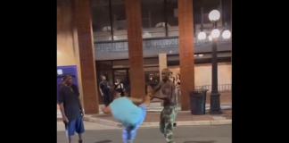 VIDEO. L-a bătut cu propriul papuc până n-a mai putut! VIDEO. L-a bătut cu propriul papuc până n-a mai putut!