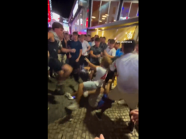 VIDEO. Bătaie generală de grup cu pumni și picioare în stânga și-n dreapta! VIDEO. Bătaie generală de grup cu pumni și picioare în stânga și-n dreapta!