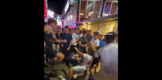VIDEO. Bătaie generală de grup cu pumni și picioare în stânga și-n dreapta! VIDEO. Bătaie generală de grup cu pumni și picioare în stânga și-n dreapta!