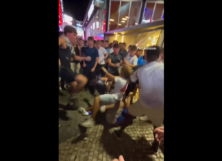 VIDEO. Bătaie generală de grup cu pumni și picioare în stânga și-n dreapta! VIDEO. Bătaie generală de grup cu pumni și picioare în stânga și-n dreapta!