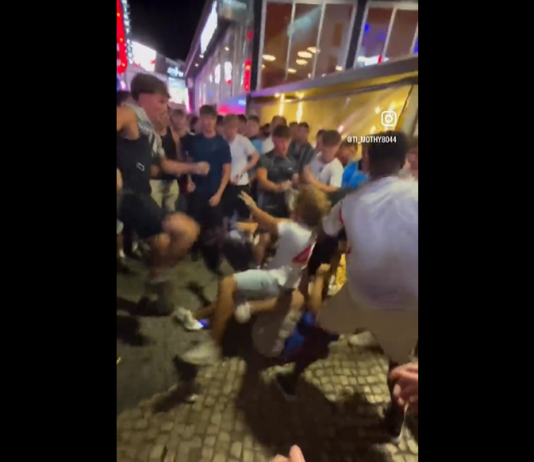 VIDEO. Bătaie generală de grup cu pumni și picioare în stânga și-n dreapta! VIDEO. Bătaie generală de grup cu pumni și picioare în stânga și-n dreapta!