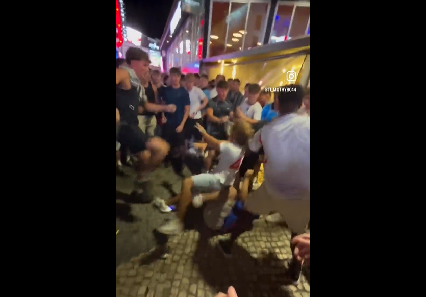 VIDEO. Bătaie generală de grup cu pumni și picioare în stânga și-n dreapta!