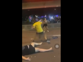 VIDEO. I-a făcut knockout pe amândoi cu aceeași lovitură! VIDEO. I-a făcut knockout pe amândoi cu aceeași lovitură!