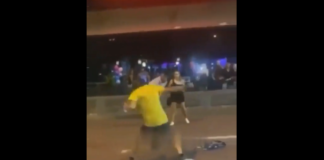 VIDEO. I-a făcut knockout pe amândoi cu aceeași lovitură! VIDEO. I-a făcut knockout pe amândoi cu aceeași lovitură!
