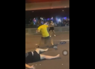 VIDEO. I-a făcut knockout pe amândoi cu aceeași lovitură! VIDEO. I-a făcut knockout pe amândoi cu aceeași lovitură!
