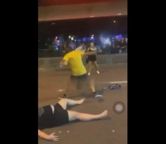 VIDEO. I-a făcut knockout pe amândoi cu aceeași lovitură! VIDEO. I-a făcut knockout pe amândoi cu aceeași lovitură!