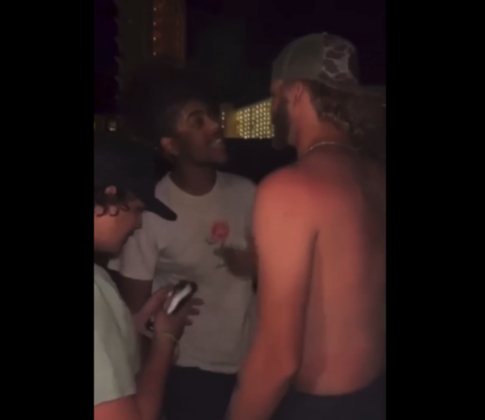 VIDEO. A primit ceea ce merita pentru faptul că a lovit prin surprindere? VIDEO. A primit ceea ce merita pentru faptul că a lovit prin surprindere?