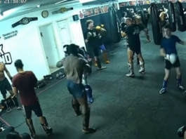 VIDEO. A încercat să-i dea un pumn prin întoarcere unui partener de antrenament și a fost pedepsit imediat! VIDEO. A încercat să-i dea un pumn prin întoarcere unui partener de antrenament și a fost pedepsit imediat!