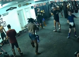 VIDEO. A încercat să-i dea un pumn prin întoarcere unui partener de antrenament și a fost pedepsit imediat! VIDEO. A încercat să-i dea un pumn prin întoarcere unui partener de antrenament și a fost pedepsit imediat!