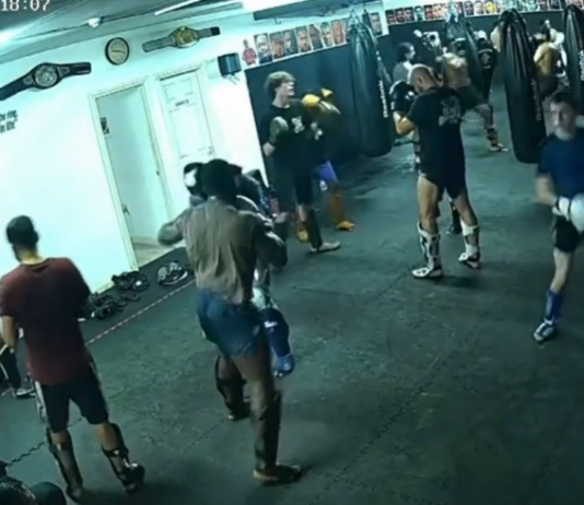 VIDEO. A încercat să-i dea un pumn prin întoarcere unui partener de antrenament și a fost pedepsit imediat! VIDEO. A încercat să-i dea un pumn prin întoarcere unui partener de antrenament și a fost pedepsit imediat!