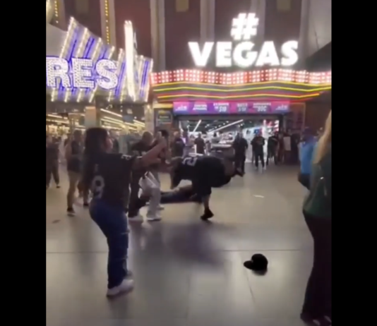 VIDEO. Bătaie generală pe stradă în Las Vegas! VIDEO. Bătaie generală pe stradă în Las Vegas!