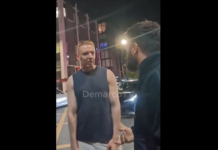 VIDEO. Un rasist a fost făcut knockout dintr-o singură lovitură! VIDEO. Un rasist a fost făcut knockout dintr-o singură lovitură!
