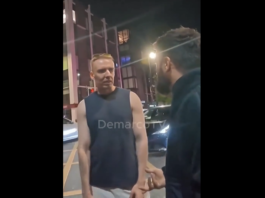 VIDEO. Un rasist a fost făcut knockout dintr-o singură lovitură! VIDEO. Un rasist a fost făcut knockout dintr-o singură lovitură!