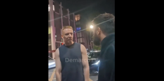 VIDEO. Un rasist a fost făcut knockout dintr-o singură lovitură! VIDEO. Un rasist a fost făcut knockout dintr-o singură lovitură!