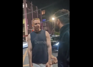 VIDEO. Un rasist a fost făcut knockout dintr-o singură lovitură! VIDEO. Un rasist a fost făcut knockout dintr-o singură lovitură!
