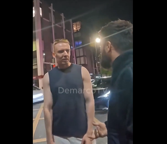 VIDEO. Un rasist a fost făcut knockout dintr-o singură lovitură! VIDEO. Un rasist a fost făcut knockout dintr-o singură lovitură!