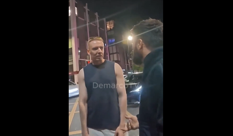 VIDEO. Un rasist a fost făcut knockout dintr-o singură lovitură!