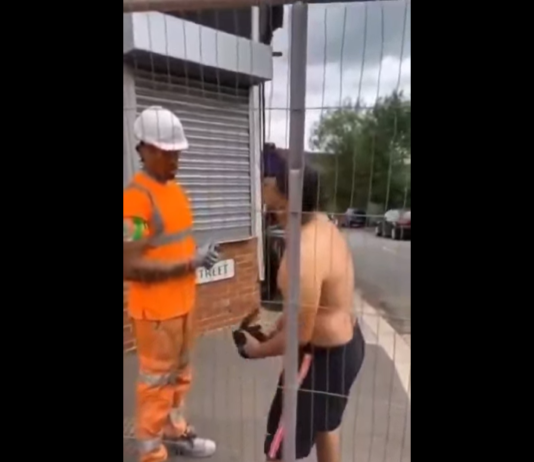 VIDEO. L-a înjurat și l-a scuipat, iar după a primit o lecție! VIDEO. L-a înjurat și l-a scuipat, iar după a primit o lecție!